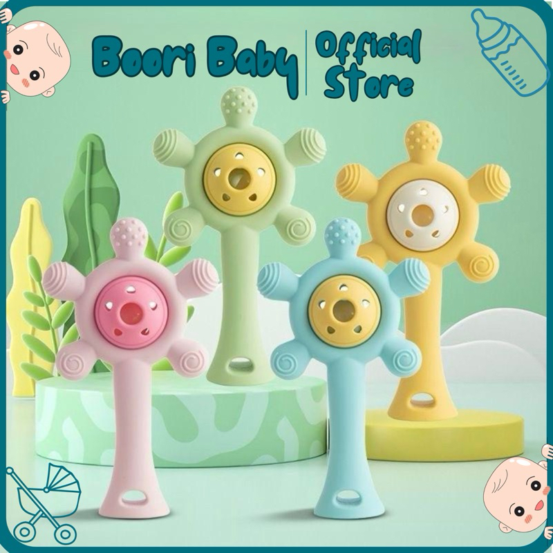 Đồ chơi gặm nướu xúc xắc hỗ trợ khả năng cầm nắm, nghe nhìn cho bé.