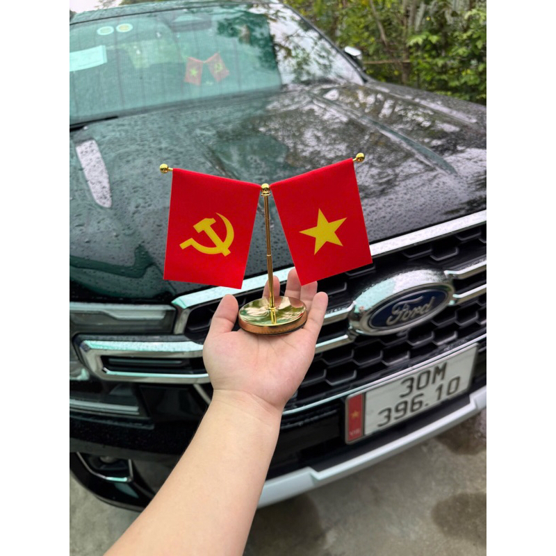 Bộ cờ để taplo xe ô tô cắm 2 cờ tùy chọn
