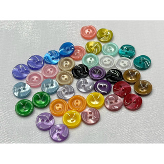 Nút sơmi nữ có 2 lỗ size 13mm.