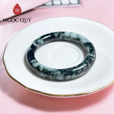 Vòng cẩm thạch A Myanmar - Ngọc phỉ thúy type A bản tròn 10mm gà đen vân bông xanh ni 55-58 - Ngoc Quý