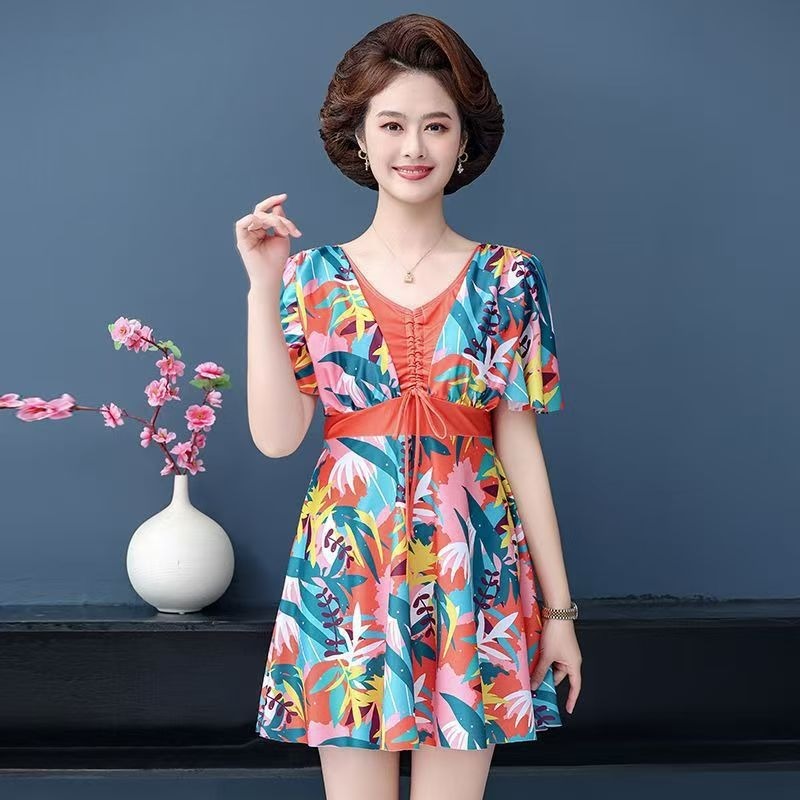 Đồ bơi nữ trung niên liền thân dáng váy cho các mẹ các bà tay ngắn cổ tim hoạ tiết hoa | BigBuy360 - bigbuy360.vn