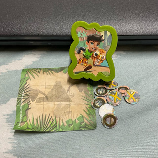 Mô hình rương kho báu đồ chơi trứng Kinder Joy