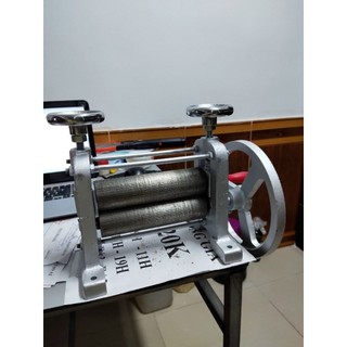 Máy cán khô mực khô cá đuối bằng tay