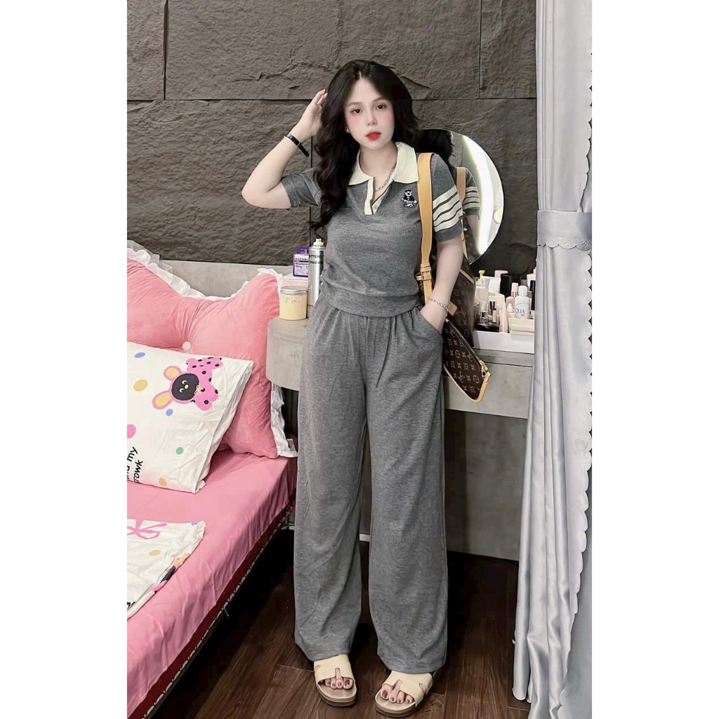 SET BỘ THUN TĂM CỔ TRỤ ÁO NGẮN TAY SỌC THÊU GẤU NHỎ SIÊU XINH PHỐI QUẦN ỐNG SUÔNG 2 MÀU | BigBuy360 - bigbuy360.vn