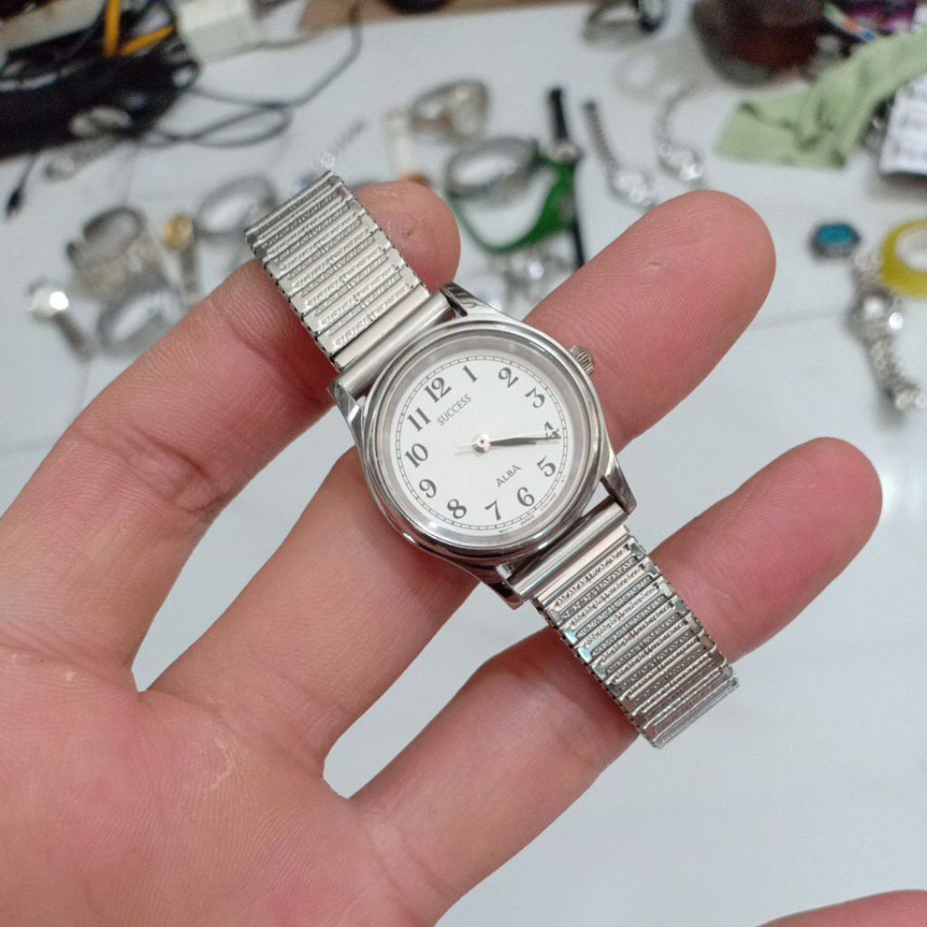 đồng hồ si nhật nữ dây chun hiệu ALBA SUCCESS màu bạc độ mới 94%