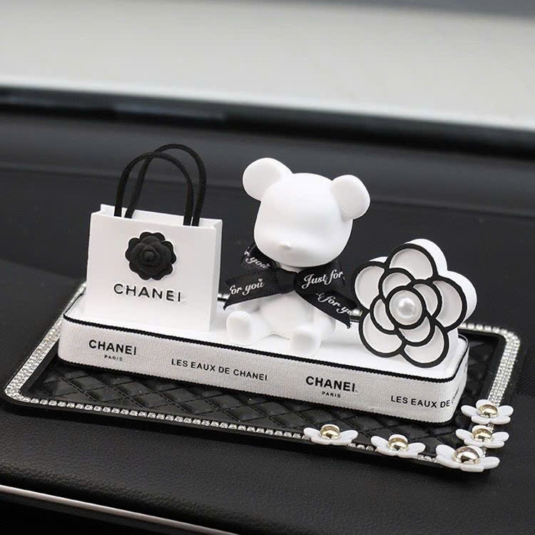 Set gấu Chanel trang trí taplo xe, bàn làm việc độc đáo kèm nước hoa sang chảnh