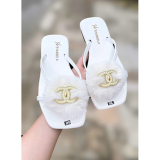 dép kẹp 3 dây có 2 dây xỏ ngón với 1 dây quai ngang gắn lông khoá x đầu vuông nền bóng