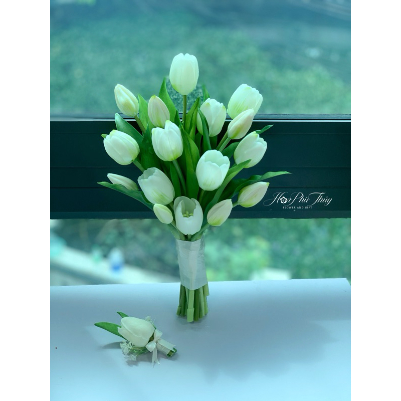 Hoa cưới cầm tay cô dâu