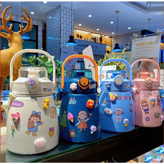  Bình Giữ Nhiệt Cute 900ml Có Ống Hút Inox 304 Không Rỉ An Toàn Tặng Kèm Sticker Và Dây Đeo Rât Tiên 