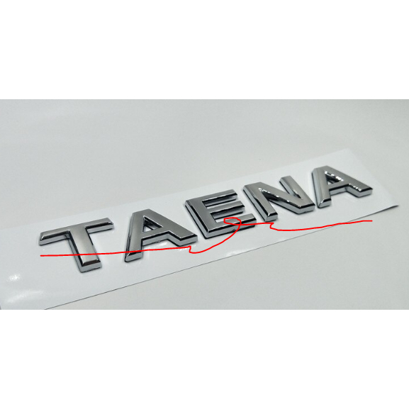 Chữ nổi Teana được dán phía sau xe Nissan Teana