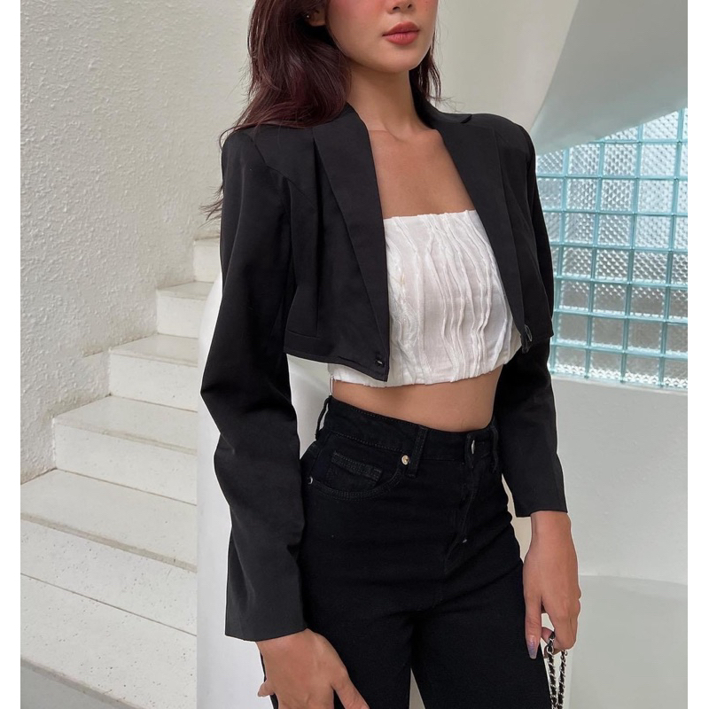 Áo Blazer Croptop đen độn vai REVERLOTHINGS Carey Blazer - pass by thudaoboutique