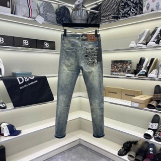 Quần jean nam CD xanh bụi vàng trơn tag logo bạc mix túi sau in hoạ tiết basic QJ607P