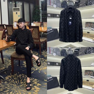 Áo sơ mi đen nam dài tay Eo Vì vải lụa thô dập nổi vân hoa chữ monogram nhung tràn thân boy phố SM168P