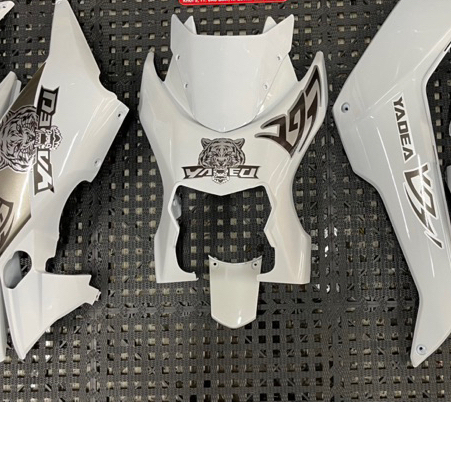 Nhựa trắng 8 món xe điện Xmen dán sẵn tem hổ, tem chỉ đỏ, tem số 7, tem cờ ý,……