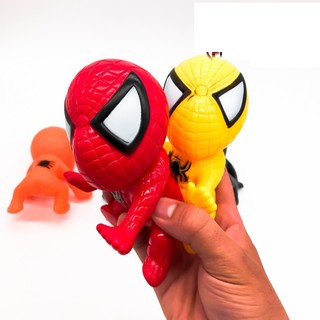 NGƯỜI NHỆN BÁM ĐUÔI XE MÁY