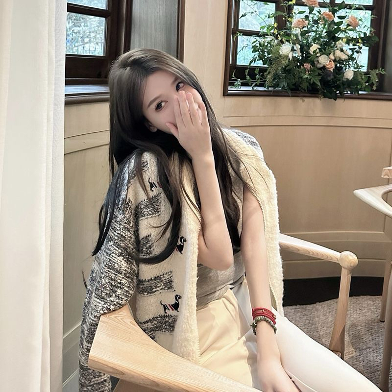 Áo cadigan Len lông thỏ phối họa tiết thêu trắng muối tiêu | BigBuy360 - bigbuy360.vn