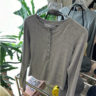 MOODSWINGS - Áo tay dài nút bấm MS KNOB LONGSLEEVES TOP