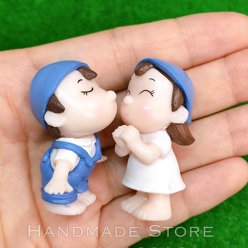 Cặp đôi hôn nhau mũ xanh