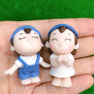Cặp đôi hôn nhau mũ xanh