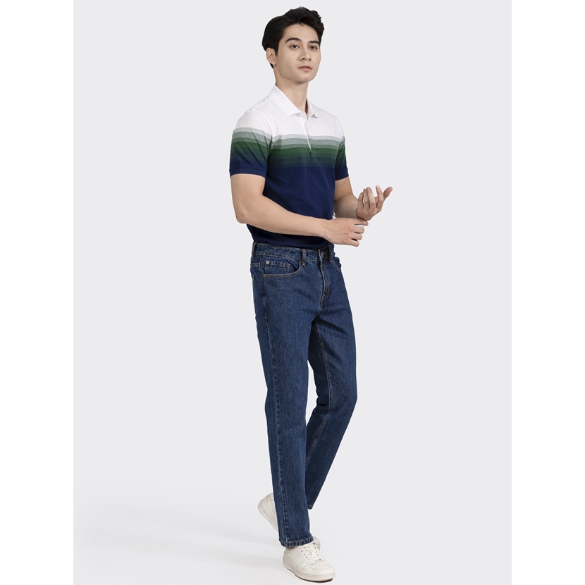 Quần jeans Aristino AJNR04 phom Regular Fit, 100% Cotton giúp quần mềm mại, xốp nhẹ và thoáng khí.