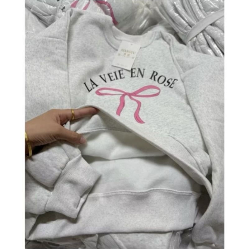 Áo weater nữ cổ tròn in chữ LA VEIE EN ROSE và hình nơ siêu dễ thương