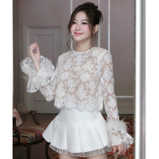  JENNYCLOSET ® “Claire Set”• Áo cổ tròn ren hoa đính lông tay cao cấp mix chân váy xếp ly phối ren   hàng chuẩn mẫu 100%  