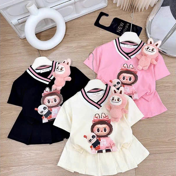 ( Không Kèm Gấu) Set váy bé gái cổ tim in hình labubu 12-45kg, chất vải mềm mát, hàng may kĩ.