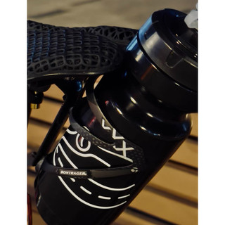 Gọng bình nước carbon 3k 16gram , bontrager chính hãng