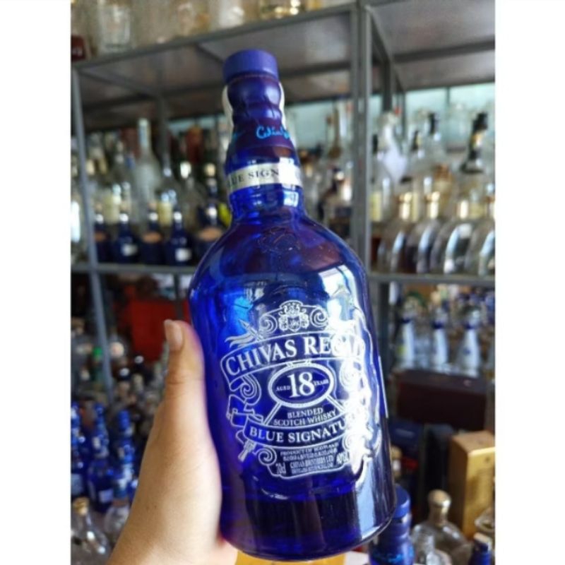 Vỏ chai rượu Chivas 18 xanh 700ml và 18 trắng.