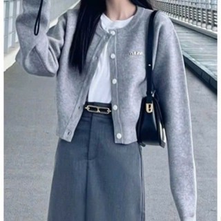 Áo Khoác Cardigan Croptop, Áo Len Cardigan Mỏng Cổ Tròn Kèm Tag Ngực Phong Cách Hàn Quốc Trẻ Trung Năng Động | Vui Vẻ