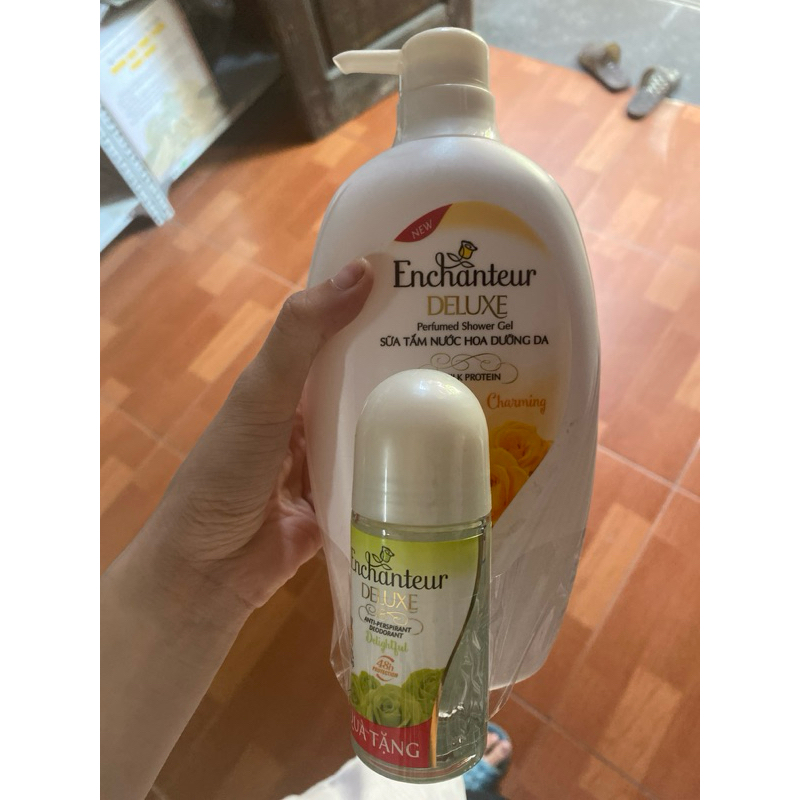 Sữa tắm Enchantuer duluxe tặng kèm lăn nách
