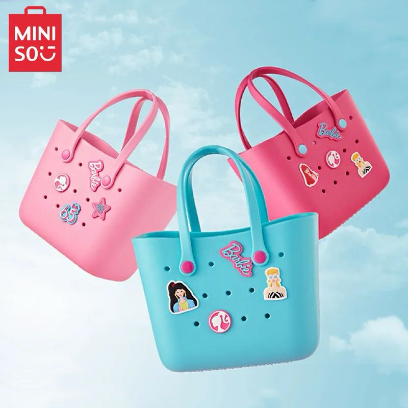 Túi nhựa lỗ miniso barbie, túi quai xách miniso, túi đựng đồ ăn trưa bằng nhựa màu hồng dễ thương