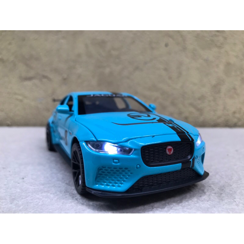 Mô hình xe JAGUAR XE SV project 8 - 1:32
