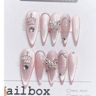 Móng tay giả nhọn sơn nên thach hồng đẩy mắt mèo siêu sáng  đính cham đá kèm đầy đủ phụ kiện by chichi nails m651