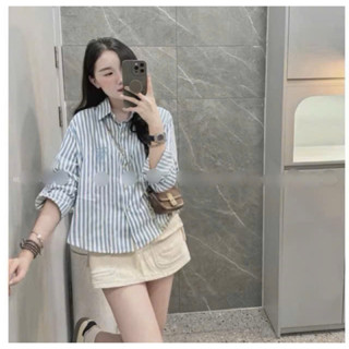 ÁO SƠ MI KẺ SỌC XANH THÊU HUY HIỆU HÀNG QC MS18297