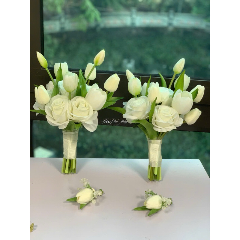 Hoa cưới cầm tay cô dau bằng lụa