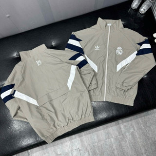 Áo khoác gió nam nữ đội tuyển Real dệt vạch chữ V trắng xanh ngực thêu logo hãng