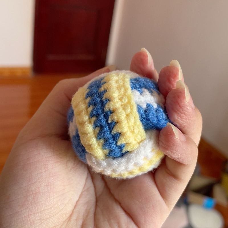 Móc khoá quả bóng chuyền bằng len handmade