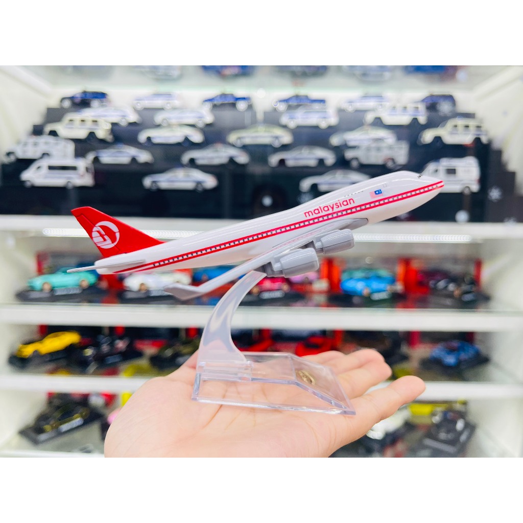Mô hình máy bay Malaysian Airline Boeing B747-400 16cm MB16012