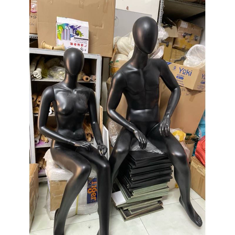 combo manocanh nam nữ ngồi da đen cao cấp