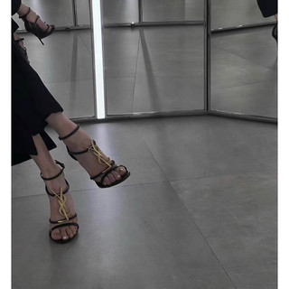 Sandal Y bóng khoá đen