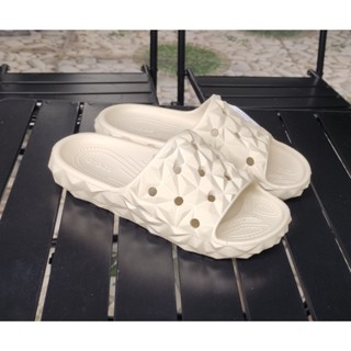 Dép lê nam nữ CROSS CLASSIC GEOMETRIC SLIDE V2 , lê nhựa sầu riêng nguyên khối siêu bền, siêu nhẹ, đi mưa thoải mái !