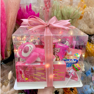 Box hộp quà tặng bánh kẹo Gấu dâu hồng xinh xắn (có đèn led) mica trong suốt