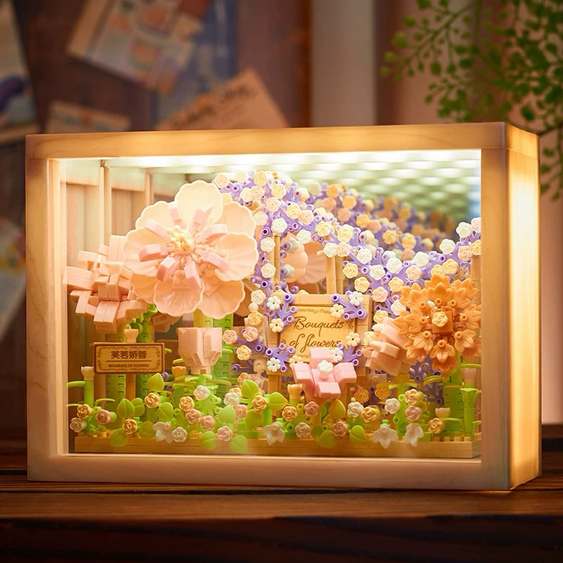 Bộ lego hoa kèm hộp trưng bày đèn led, bên trong có thêm tấm gương phản chiếu tạo hiệu ứng ảo.