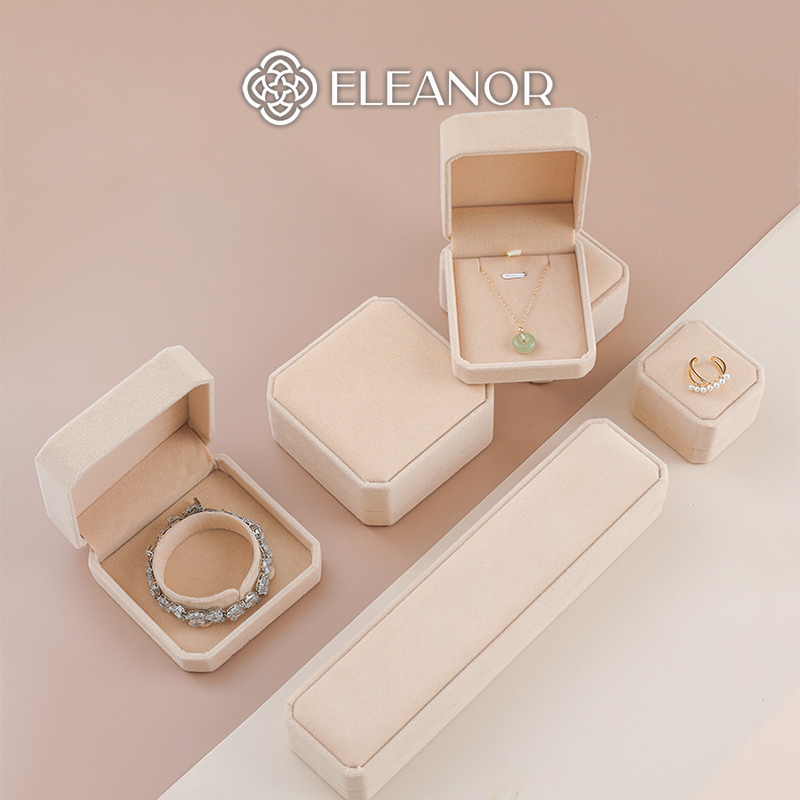 Hộp đựng quà tặng Eleanor Accessories màu be đựng dây chuyền bông tai hộp phụ kiện trang sức 8433