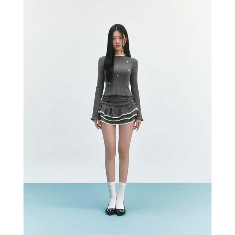 EIN.OFFICIAL - Set thun len xám áo đính charm hoa nổi, váy ren tầng.