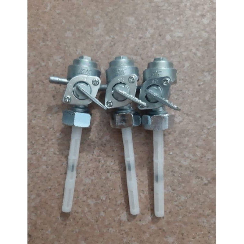 1 chiếc khóa x.ăng dưới xe ba gác - ba bánh