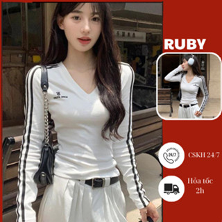 Áo thun ôm Ruby cổ V kẻ sọc, Áo thun dài tay croptop phong cách thể thao