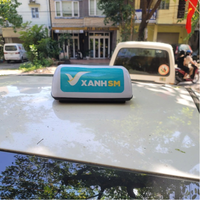 Mào taxi Xanh SM sạc điện