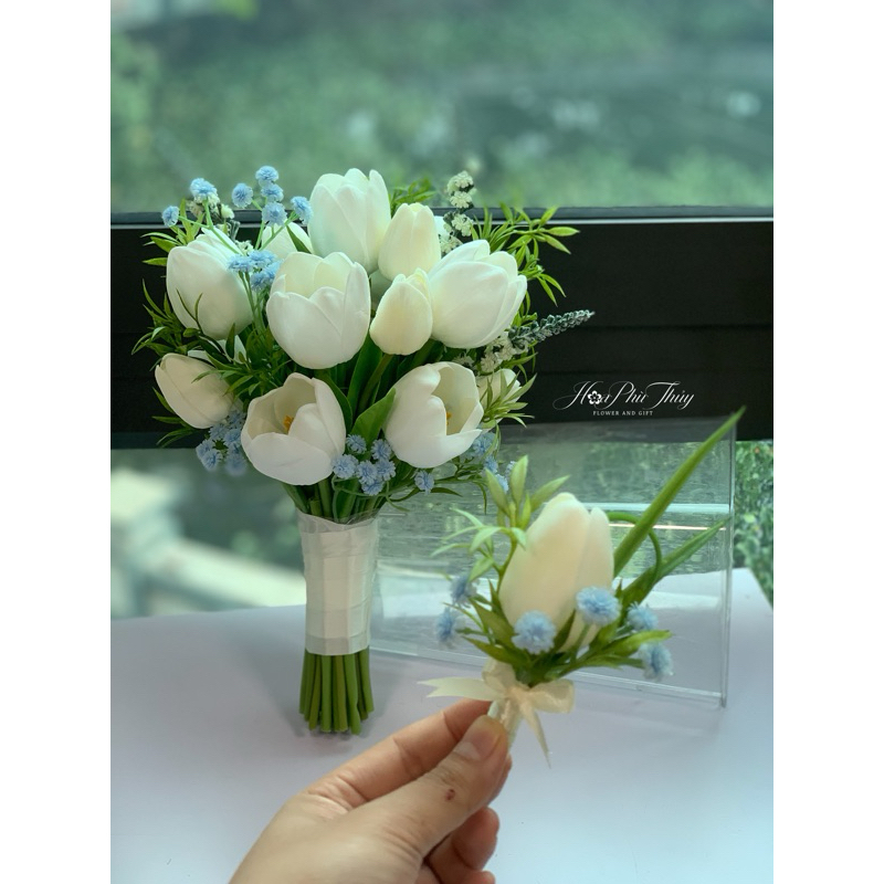 Hoa cưới cầm tay cô dâu bằng lụa